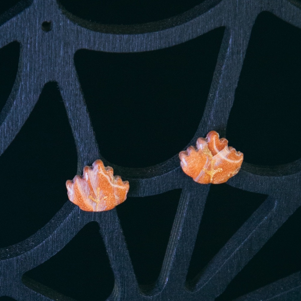 Lead Peeping Studs in Orange